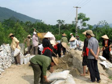 Đồng bào Dao Khai Trung tham gia kiên cố hóa đường giao thông nông thôn. (Ảnh: Thanh Hương)
