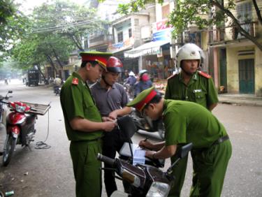 Công an phường Nguyễn Thái Học lập biên bản xử lý vi phạm an toàn giao thông.