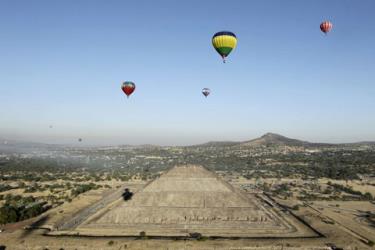 Những chiếc khinh khí cầu trên bầu trời khu khảo cổ Teotihuacan.