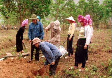 Đồng bào Thái thôn Nậm Đông, xã Nghĩa An (thị xã Nghĩa Lộ) đào hố rác giữ gìn vệ sinh môi trường.
