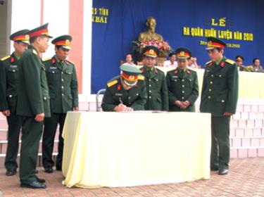 Các cơ quan thi, đơn vị Bộ CHQS tỉnh ký kết thi đua trong mùa huấn luyện năm 2010. (Ảnh chỉ mang tính minh họa)