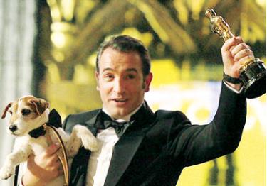 Jean Dujardin, diễn viên chính trong phim The Artist, ôm Uggie khi nhận giải Oscar.