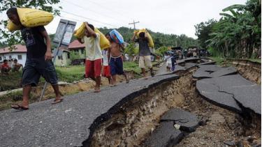 Một con đường bị hư hỏng do động đất ở Philippines hồi tháng 2-2012.