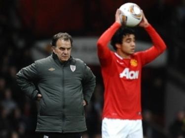 Marcelo Bielsa luôn ra sát đường piste chỉ đạo học trò ở Old Trafford