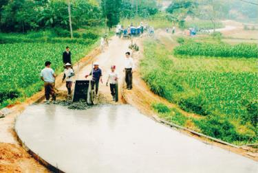 Người dân thị trấn Cổ Phúc bê tông hóa đường giao thông.
