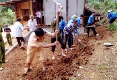 Đoàn viên thanh niên huyện Trấn Yên tham gia tình nguyện tại các xã vùng sâu vùng xa của huyện.