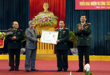 Đồng chí Đỗ Văn Chiến trao Huân chương Lao động hạng nhất cho Hội Cựu chiến binh tỉnh vì đạt thành tích xuất sắc trong phong trào thi đua góp phần xây dựng CNXH và bảo vệ tổ quốc giai đoạn 2006-2010.