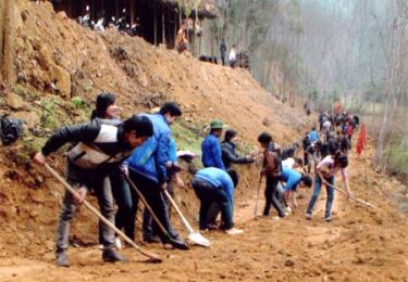 Thanh niên tình nguyện tham gia làm đường giao thông tại thôn Thài Đâng, xã Xuân Long, huyện Yên Bình.