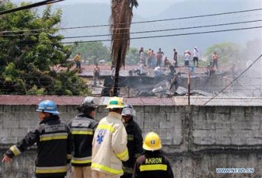 Bên ngoài nhà tù thành phố San Pedro Sula, phía bắc Honduras chiều ngày 29-3. 
