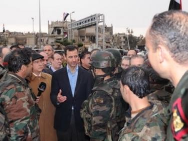 Tổng thống Syria Bashar al-Assad (giữa) đã tới thị sát Baba Amr, khu vực lân cận thành phố Homs.