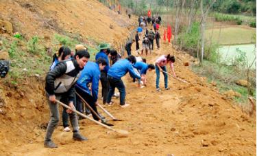 Tình nguyện làm đường giao thông ở thôn Thài Đâng.

