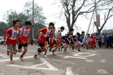 Nội dung nam trẻ Giải Việt dã truyền thống Báo Yên Bái nơi phát hiện những tài năng trẻ. (Ảnh: Đức Toàn)