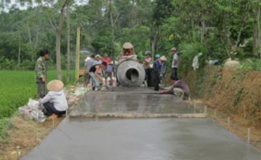 Năm 2012 xã Mai Sơn đã kiên cố hóa gần 3 km đường bê tông.