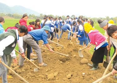 Đông đảo đoàn viên thanh niên tham gia làm đường ngay trong buổi lễ ra quân.
