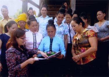 Lãnh đạo Hội Liên hiệp Phụ nữ tỉnh trao đổi với hội viên phụ nữ thị xã Nghĩa Lộ về nội dung sinh hoạt Hội định kỳ.