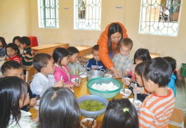 Bữa ăn trưa của học sinh bán trú xã Bản Công.
