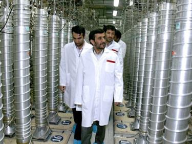 Tổng thống Iran Mahmoud Ahmadinejad tới thăm cơ sở hạt nhân Natanz vào năm 2008.