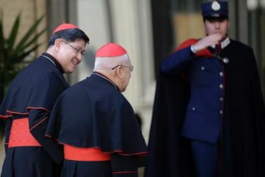 Hồng y Philippines Luis Antonio Tagle (trái) sánh bước cùng Hồng y đồng hương Ricardo Vidal tiến vào phòng thảo luận.