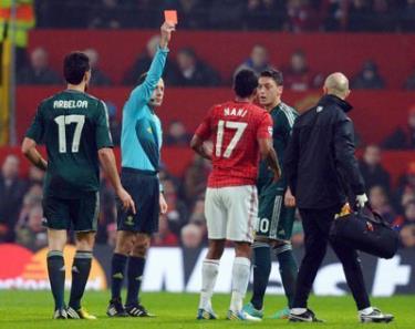 Trọng tài Cuneyt Cakir truất quyền thi đấu Nani khiến Man.United gặp bất lợi lớn.