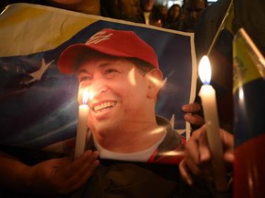 Người ủng hộ ông Chavez thắp nến bên ngoài tòa đại sứ Venezuela ở Ecuador