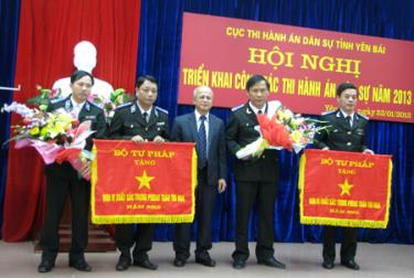 Năm 2012, Ngành thi hành án Yên bái vinh dự được Bộ Tư pháp tặng 2 cờ thi đua xuất sắc.
