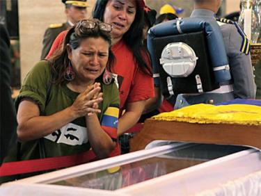 Hai phụ nữ khóc thương trước linh cữu ông Chavez.
