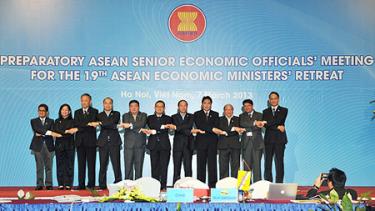 Các Quan chức kinh tế cấp cao ASEAN chụp ảnh tại cuộc họp SEOM trù bị thể hiện sự đoàn kết, thống nhất vì mục tiêu chung đã đặt ra.