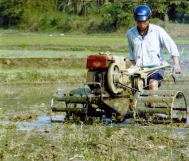 Nông dân huyện Lục Yên tích cực đưa cơ giới hóa vào sản xuất nông nghiệp. Ảnh: Thanh Tân

