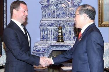 Chủ tịch Quốc hội Nguyễn Sinh Hùng hội kiến Thủ tướng LB Nga Dmitry Medvedev.