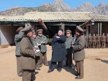 Ông Kim Jong-un thăm một đơn vị pháo binh, giao nhiệm sẵn sàng tấn công đảo Baengnyeong.