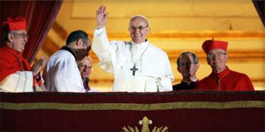Đức Giáo hoàng Francis I xuất hiện trong sự chào đón của các giáo dân.