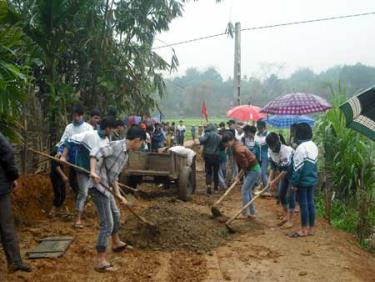 Học sinh các trường PTTH trên toàn địa bàn huyện tham gia làm đường.
