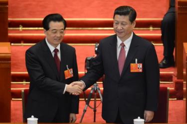 Ông Hồ Cẩm Đào (trái) bắt tay chúc mừng ông Tập Cận Bình.