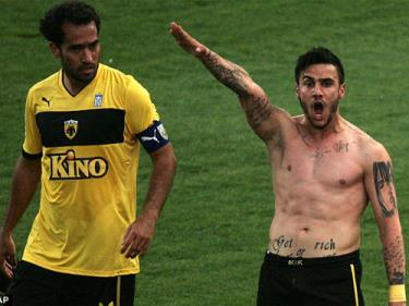 Đồng đội cũng không khỏi sững sờ trước hành động của Giorgos Katidis.