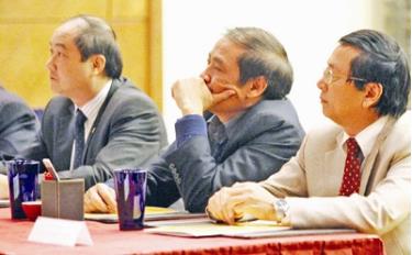 Chủ tịch VFF Nguyễn Trọng Hỷ (giữa) sẽ nhường chỗ cho người lãnh đạo mới của VFF chèo lái con thuyền bóng đá VN vượt qua giai đoạn khó khăn hiện nay.