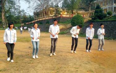 Học sinh Trường THPT Trần Nhật Duật đại diện cho huyện Yên Bình tham dự Giải Việt dã truyền thống Báo Yên bái tập luyện kỹ, chiến thuật.

