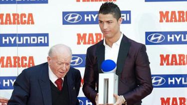 Ronaldo nhận giải thưởng từ tay huyền thoại Alfredo Di Stefano.