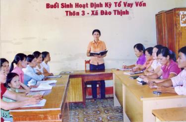 Một buổi sinh hoạt định kỳ của Tổ vay vốn thôn 3, xã Đào Thịnh.
