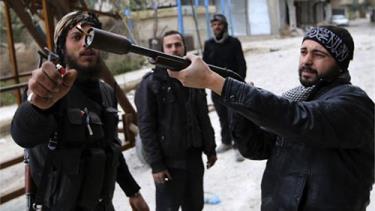 Binh sĩ phe nổi dậy Syria sử dụng súng bắn lựu đạn tự chế.