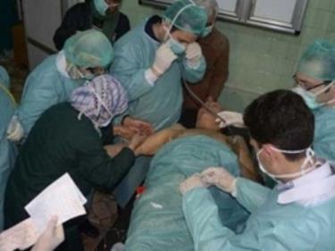 Các bác sĩ đang chăm sóc một nạn nhân của vũ khí hóa học ở Aleppo.