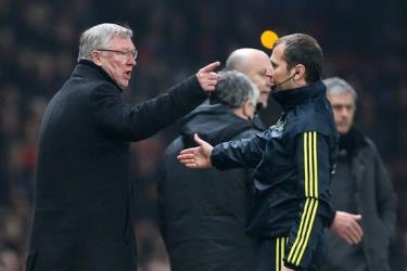 Sir Alex đối mặt với án phạt cấm chỉ đạo.