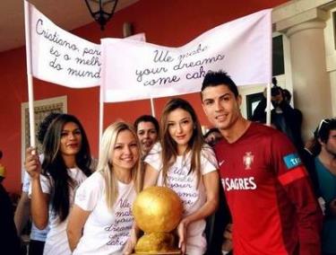 CR7 bên danh hiệu “Quả bóng Vàng châu Âu” đặc biệt của mình.
