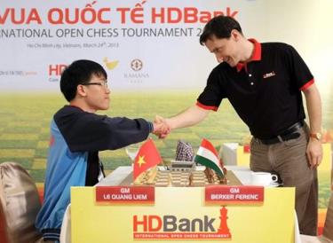Siêu đại kiện tướng người Hungary chúc mừng chiến thắng của Quang Liêm. 

