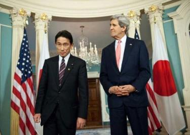 Ngoại trưởng Nhật Fumio Kishida (trái) và người đồng cấp Mỹ John Kerry gặp nhau tại Washington hồi tháng 2.