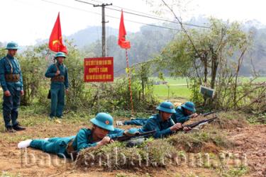 Dân quân xã Hoà Cuông thực hành huấn luyện năm 2013.
