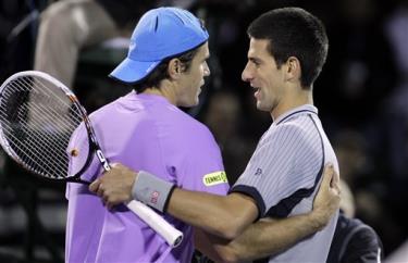 Nole (phải) đã thất bại tâm phục, khẩu phục trước lão tướng Haas.