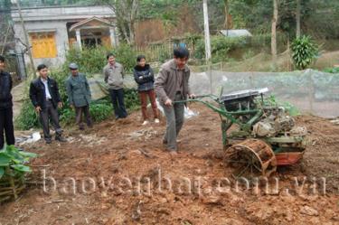 Chiếc máy cày kết hợp máy bừa được thử nghiệm dưới ruộng và trên  đất vườn đã phát huy hiệu quả.
