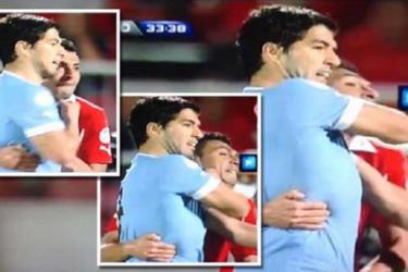 Suarez có nguy cơ bị FIFA phạt nặng vì pha đánh nguội với Gozalo Jara.