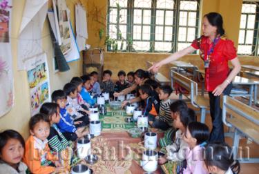 Cô giáo Hoàng Thị Hồng Nhẫn - Hiệu trưởng Trường Tiểu học số 2 Hồng Ca hướng dẫn học sinh bán trú ăn cơm trưa.
