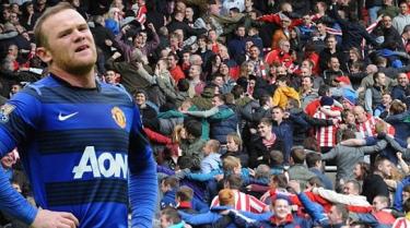 CĐV Sunderland quay lưng lại, hát chế nhạo M.U.